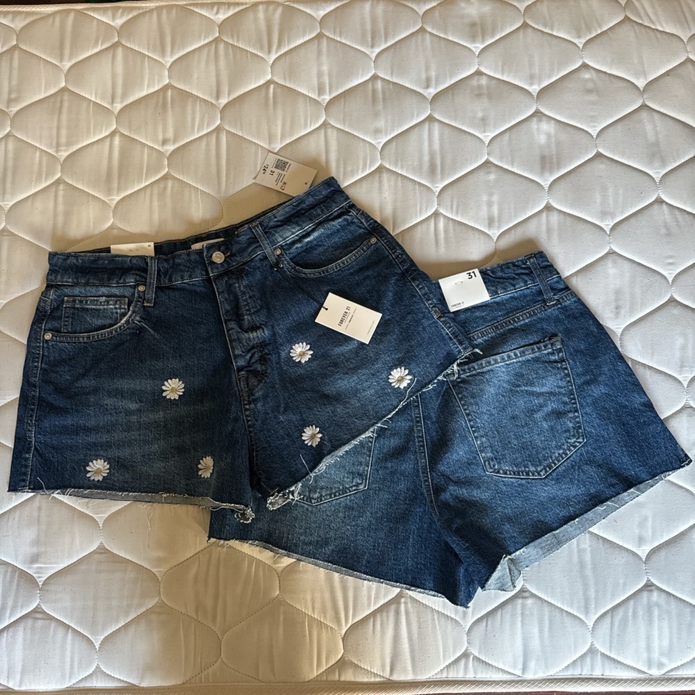 Shorts with embroidered floral pattern